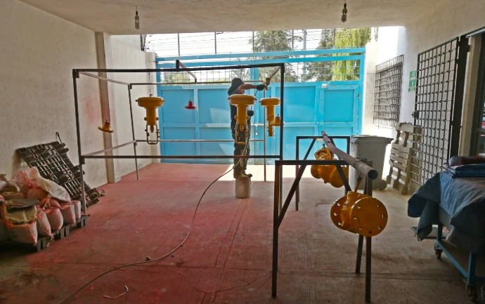 Interior del Centro de Servicio VAS en San Mateo Atenco, mostrando taller de mantenimiento e integración de válvulas.